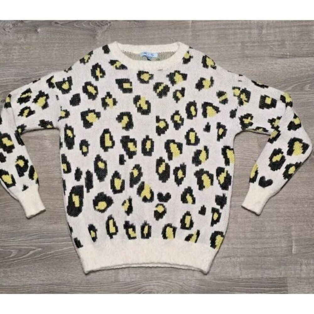 SHE + SKY Women's White Leppard Print Long Sleeve Sweater Size M/L